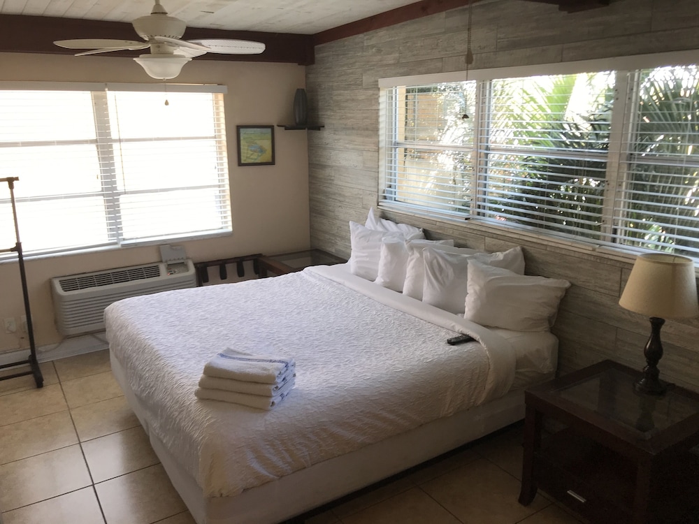 Room, 1 King Bed, Kitchen, Courtyard View, 2nd Floor