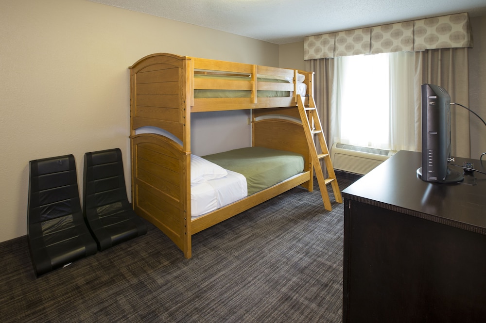 Suite, 2 Queen Beds - Photo 3