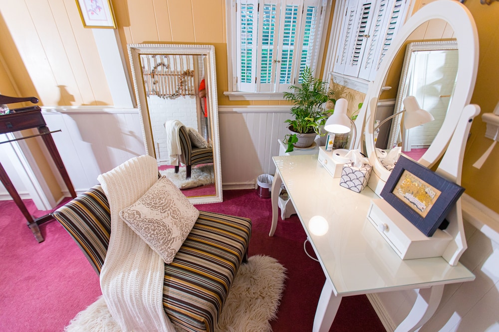 Deluxe Studio Suite, 1 King Bed, Non Smoking, Private Bathroom photo 3