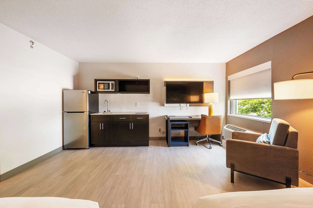 Room, 2 Queen Beds, Non Smoking (Efficiency, Upgrade) - Photo 7