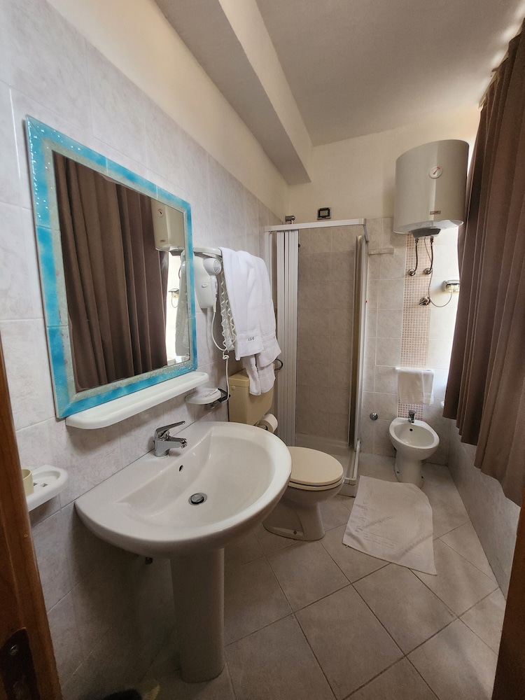 Classic Triple Room photo 2