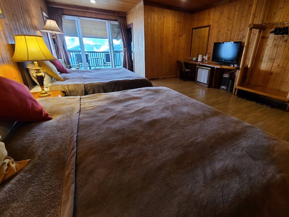 Grand Twin Room, 2 Queen Beds, Mountain View photo 1