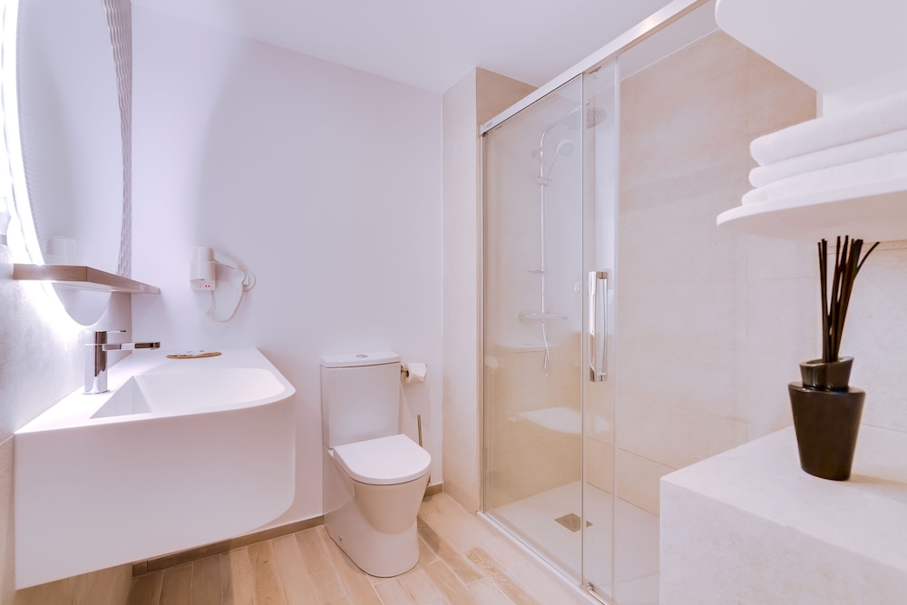 Double or Twin Room, Balcony, Sea View - Photo 3