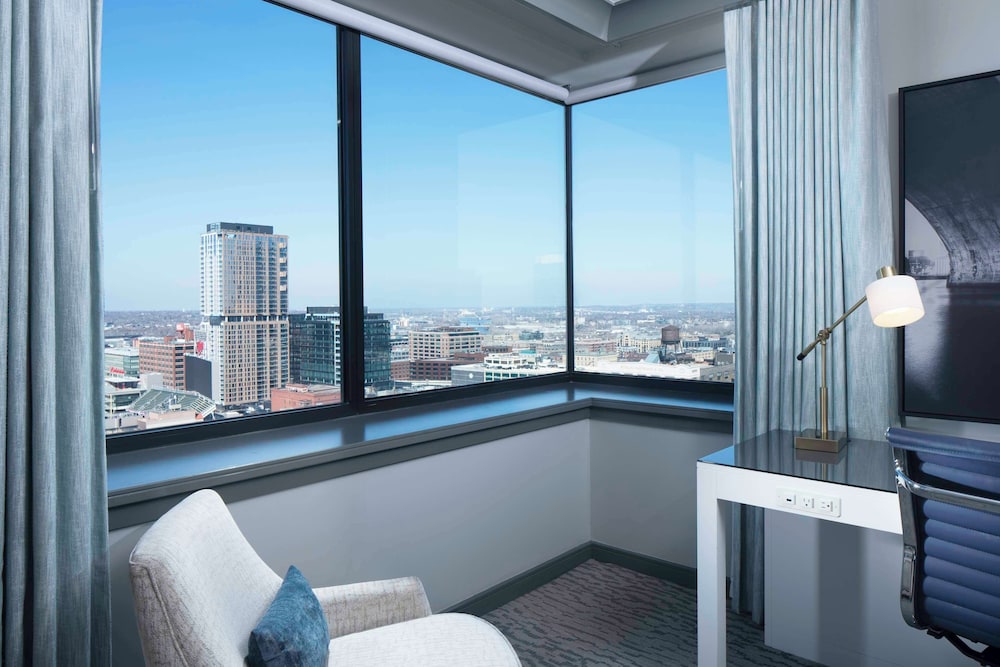 Room, 1 King Bed, Corner (Landmark View) - Photo 4