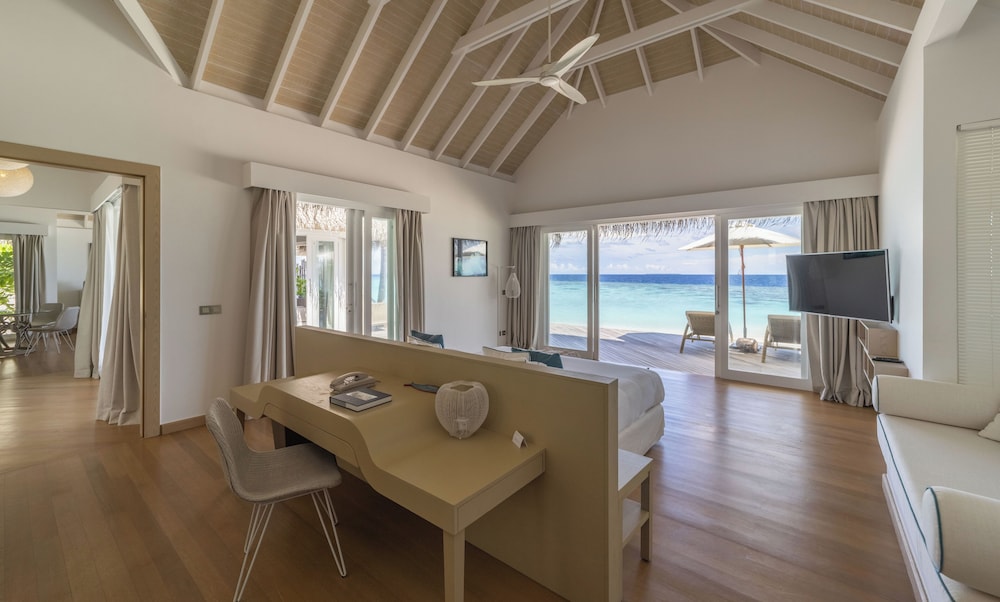 Deluxe Beach Suite With Pool - 7 Night Free photo 1
