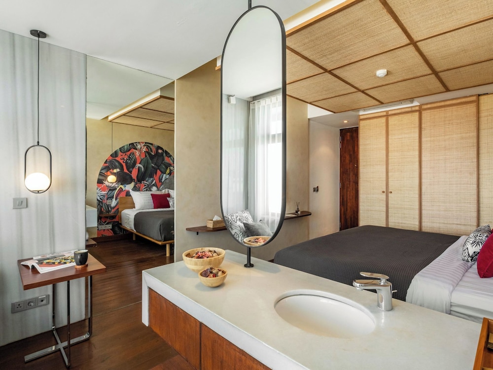 Premium Room, 1 King Bed - Photo 8
