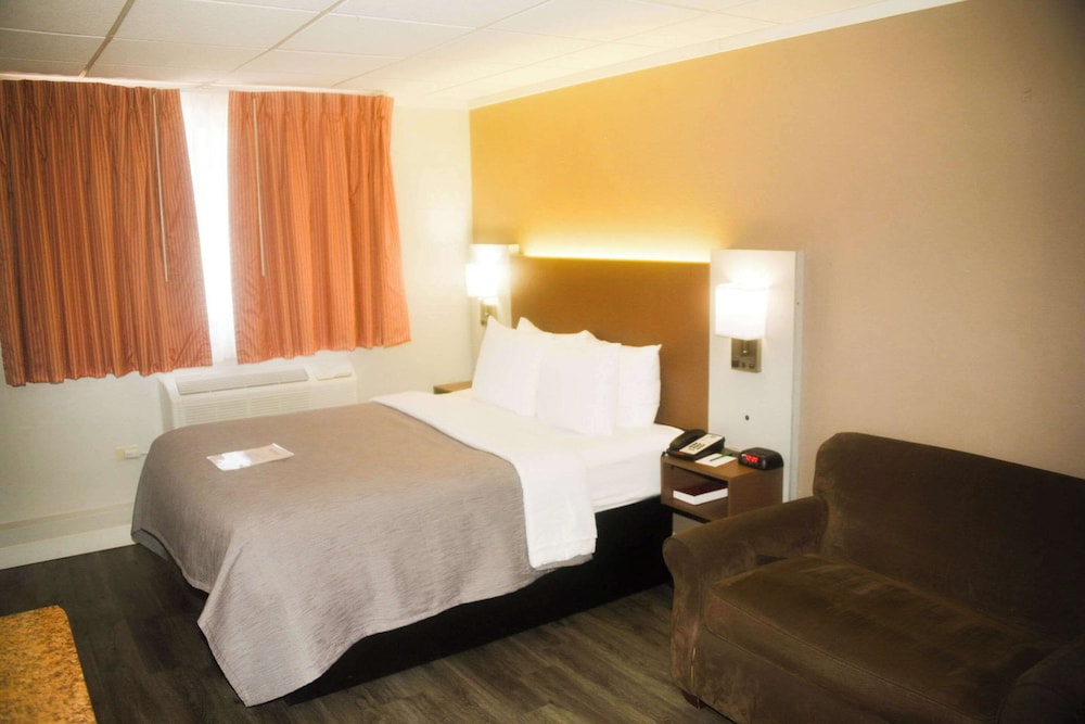 Room, 1 Queen Bed, Non Smoking (Efficiency, Upgrade, No Pets) - Photo 3