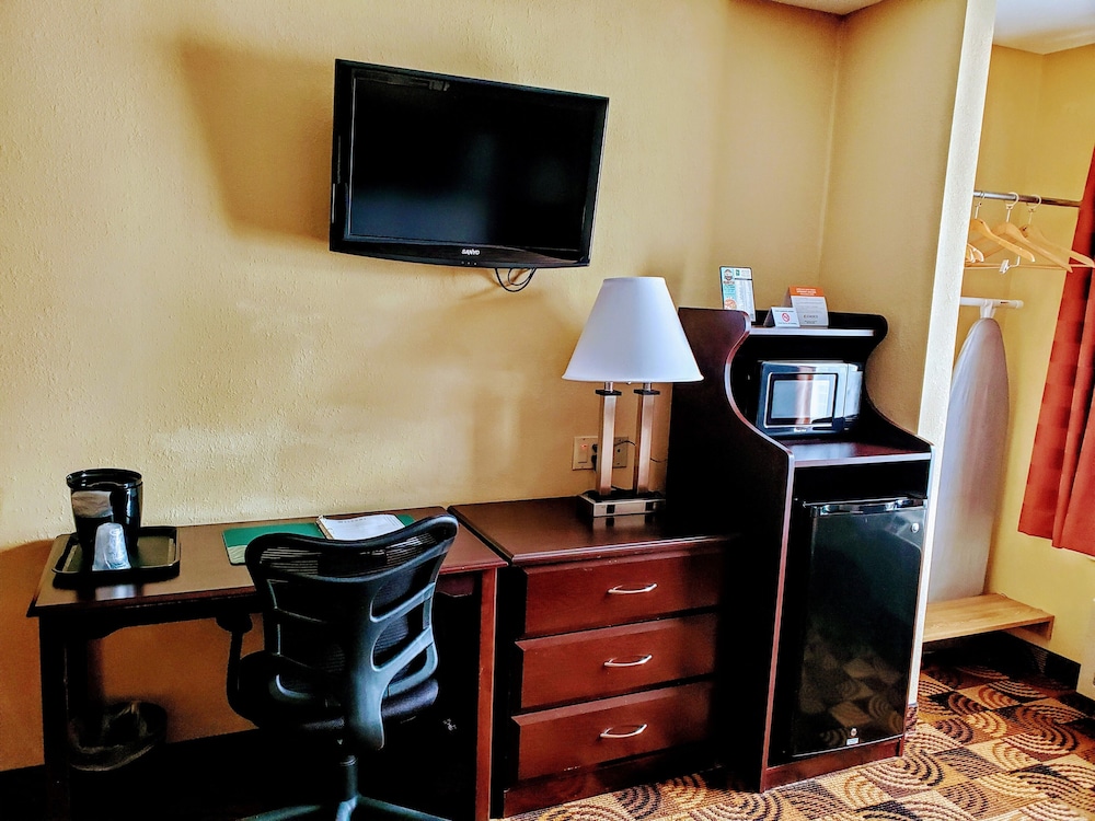Standard Room, 1 Queen Bed, Non Smoking - Photo 7