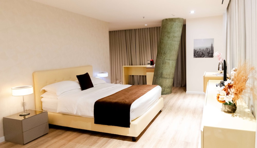 Junior Suite, 1 King Bed, Non Smoking, Bathtub photo 1