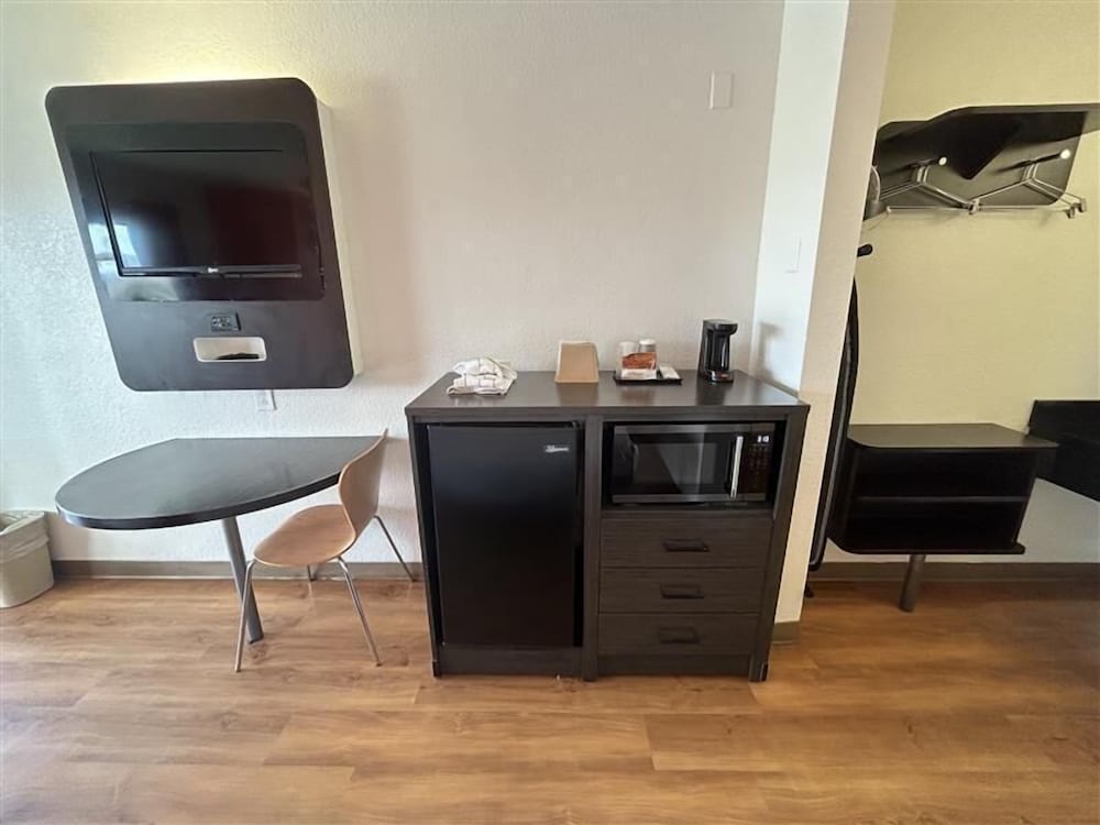Standard Suite, 1 Queen Bed, Smoking, Refrigerator & Microwave - Photo 2