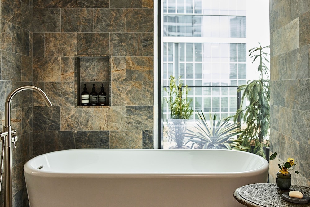 Proper Balcony Suite - Photo 10