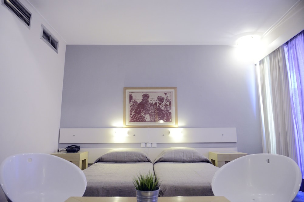 Comfort Room, 2 Twin Beds, Non Smoking, Refrigerator