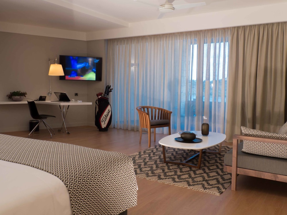 Signature Suite with Golf Course and Mountain View photo 1