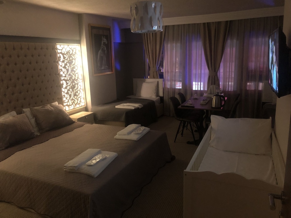 Family Room, 1 Queen Bed, Smoking, City View photo 1