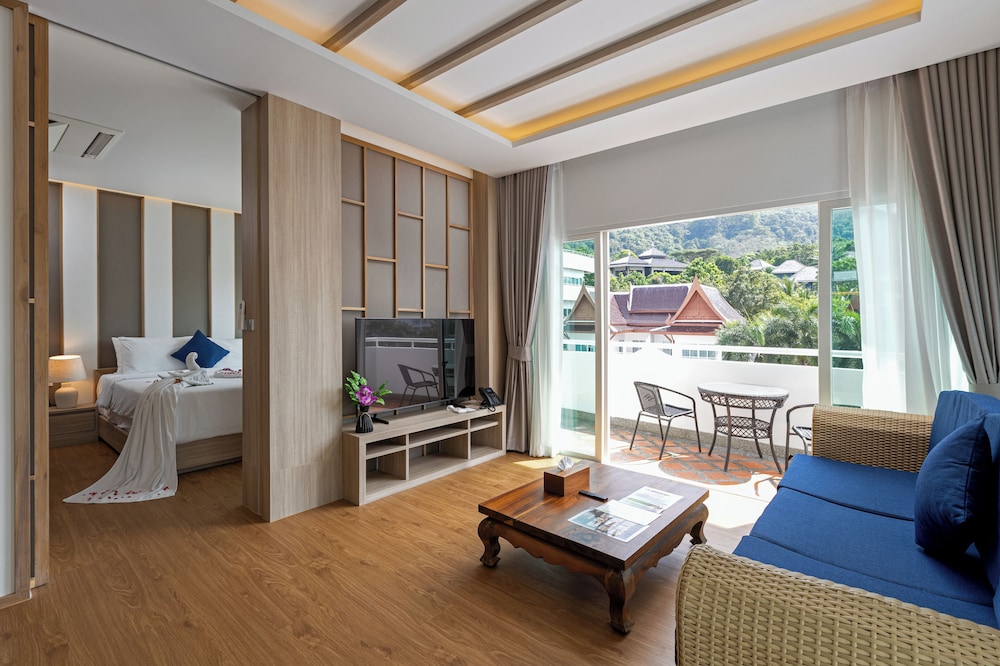 New One Bedroom Penthouse Suite with Rooftop Jacuzzi - Photo 5