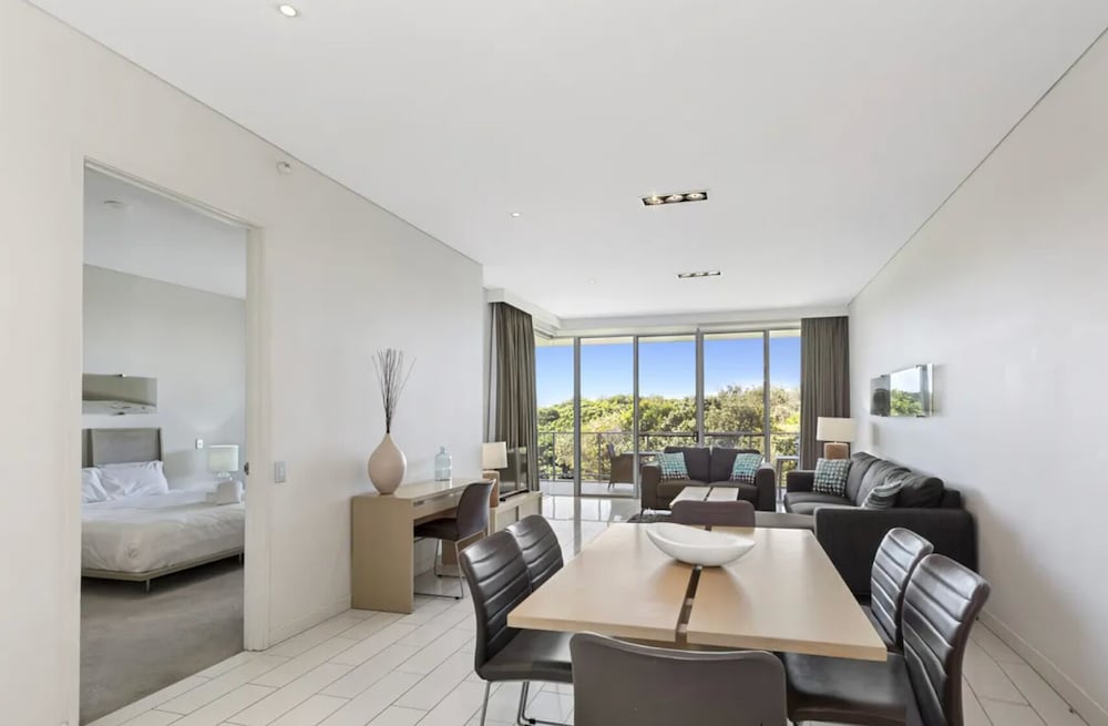 Luxury Apartment, 3 Bedrooms, Park View, Beachside photo 1