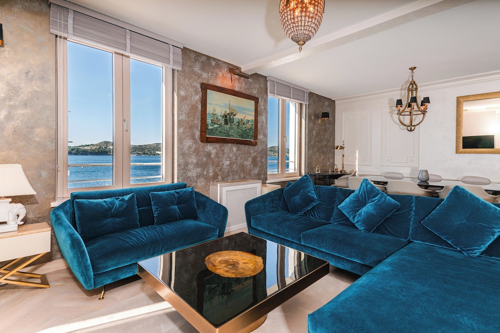 Design Sea View & Loggia, Three Bedroom Apartment