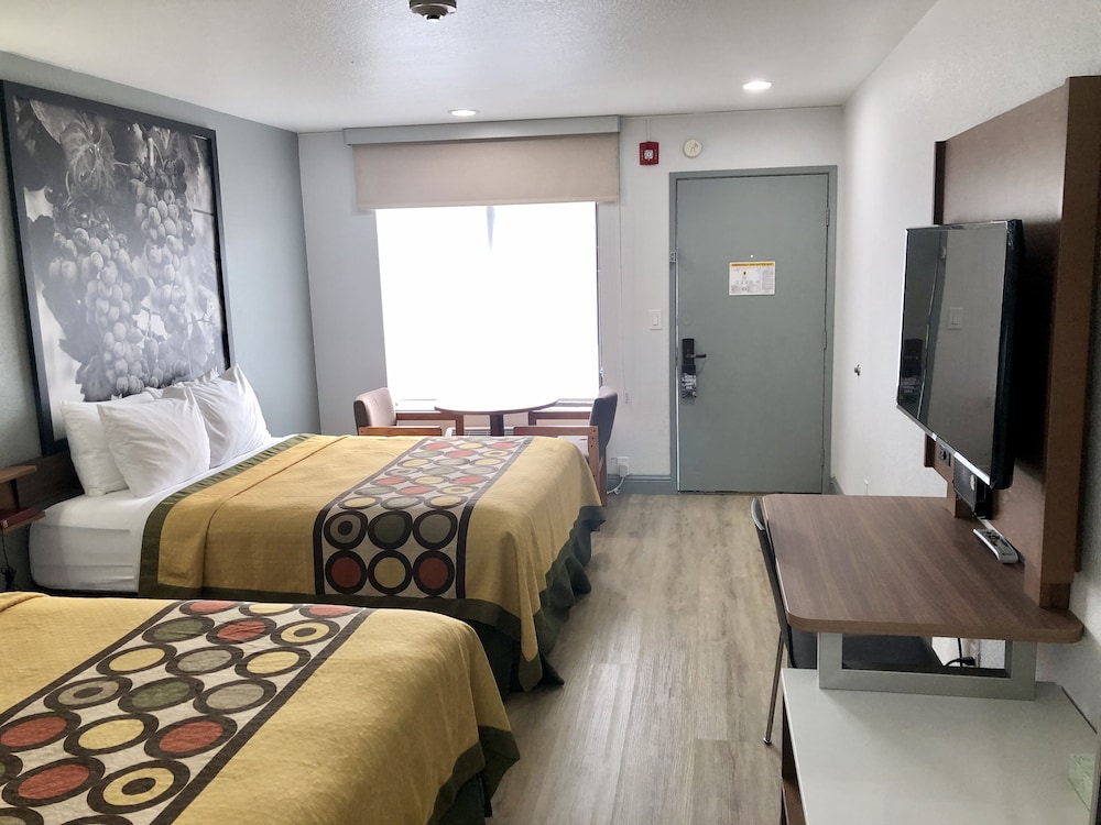 Room, Multiple Beds, Non Smoking - Photo 8