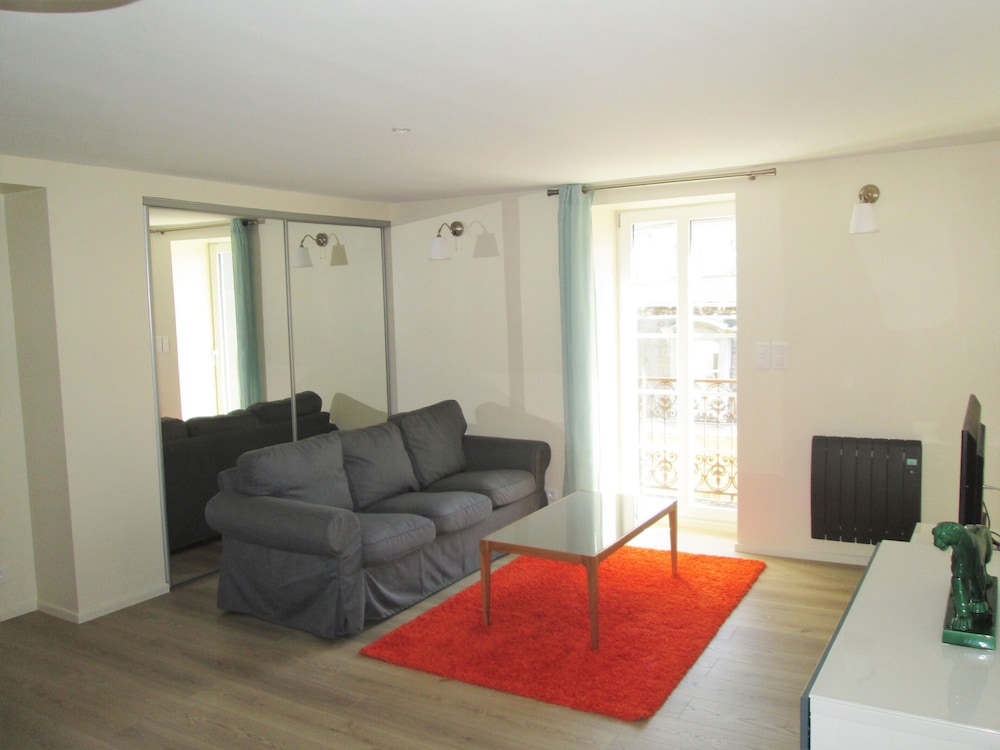 3 STAR YELLOW DOOR APARTMENT