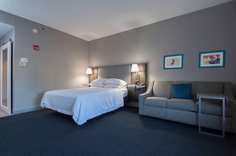 Room, 1 Queen Bed, Non Smoking (Mobility Hearing Accessible w/ Tub) - Photo 5