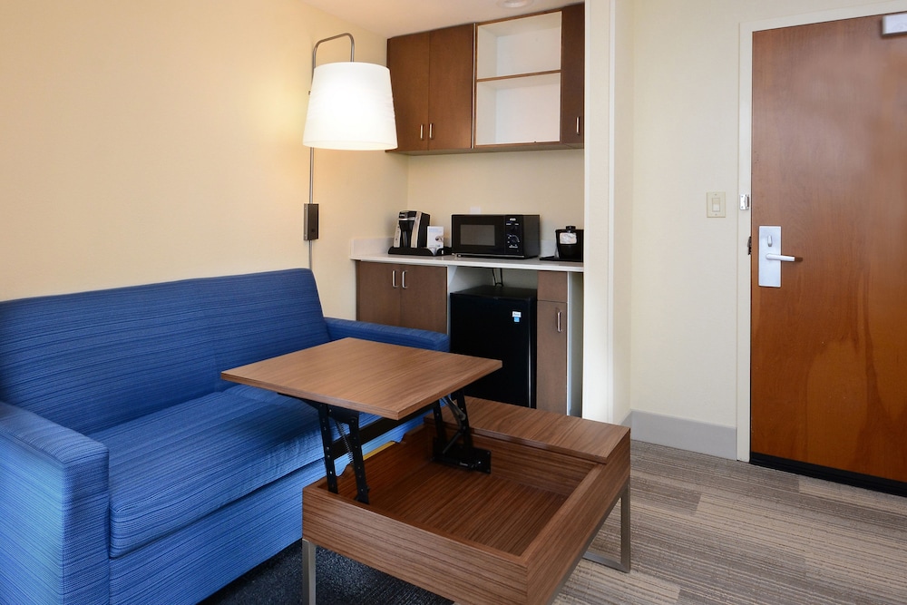 Suite, 1 King Bed, Accessible (Communications) - Photo 2