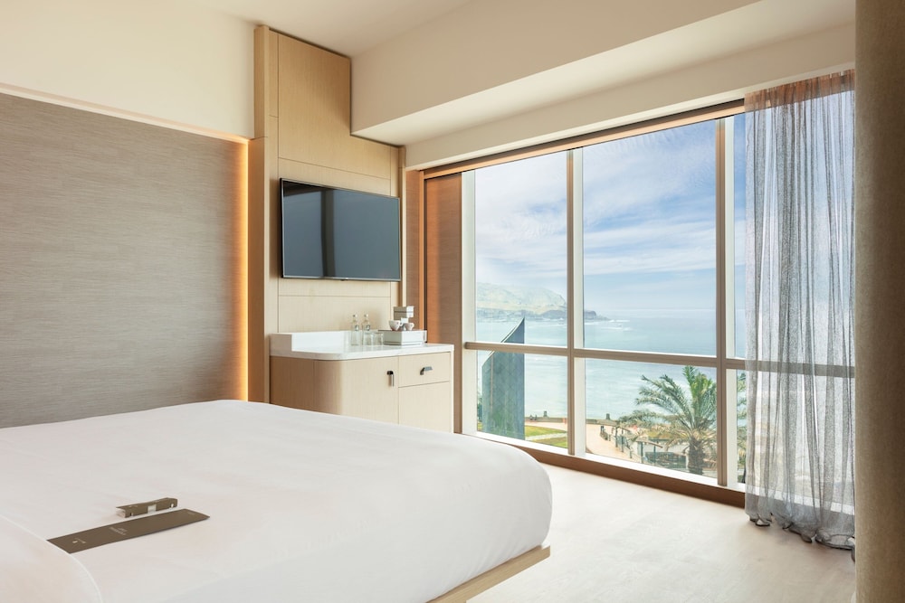 Junior Suite, 1 King Bed photo 3