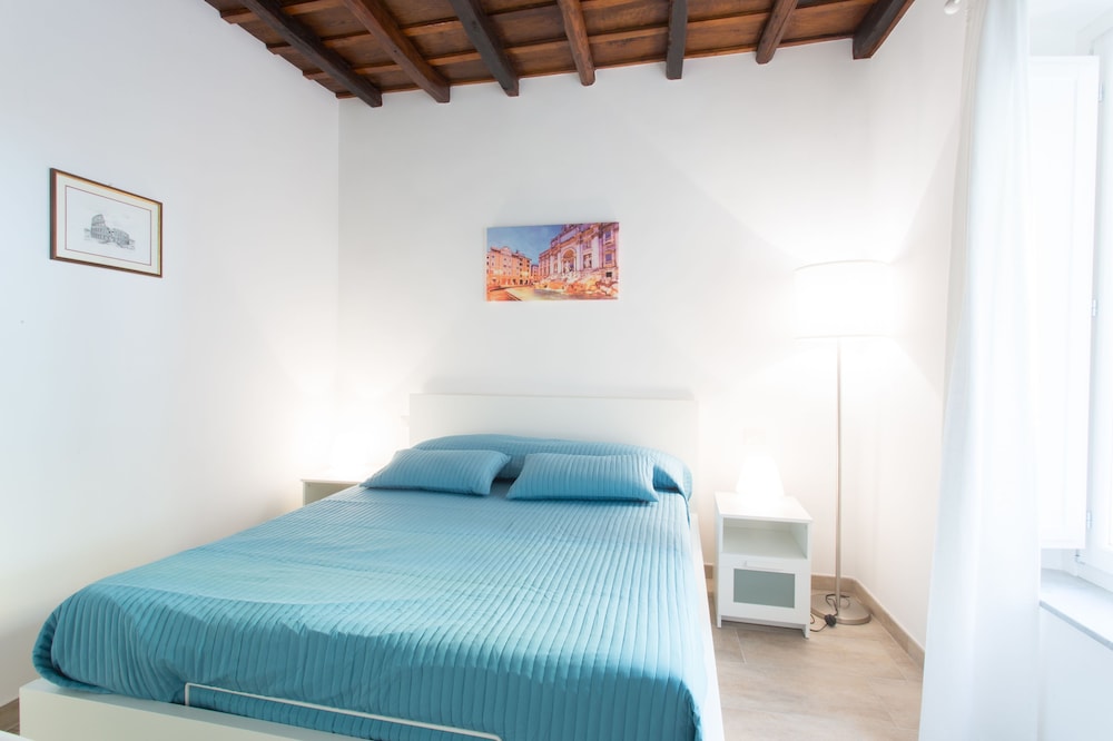 Family Apartment, Private Bathroom, Courtyard View (Via Di San Martino ai Monti, 20/A) photo 1