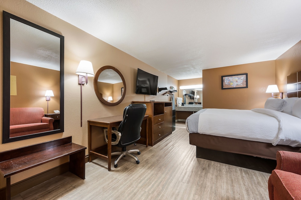 Standard Room, 1 King Bed, Smoking - Photo 2
