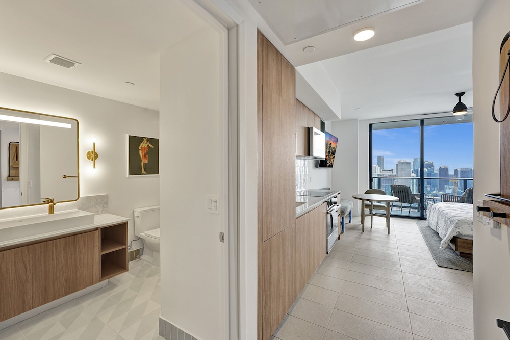 Luxury Studio, City View photo 2