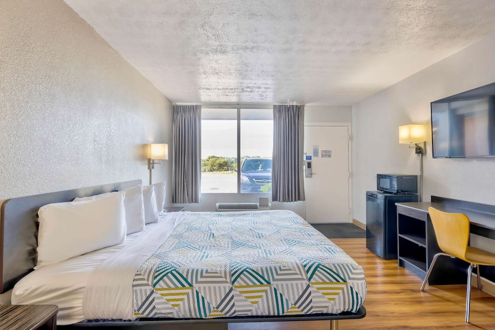 Deluxe Room, 1 King Bed, Non Smoking, Refrigerator & Microwave - Photo 1