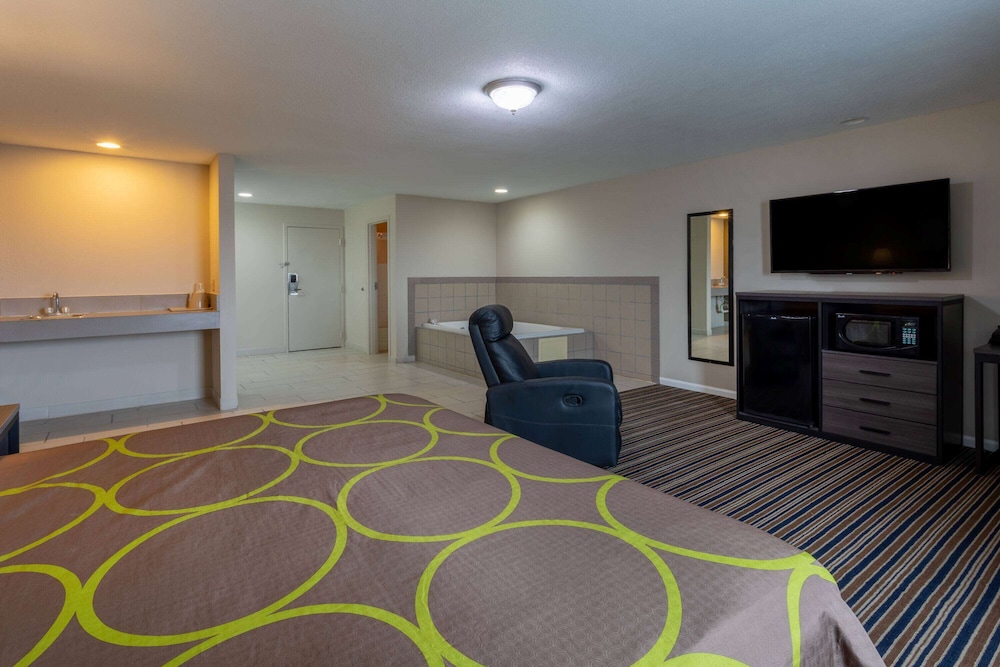 Suite, 1 King Bed, Non Smoking - Photo 4