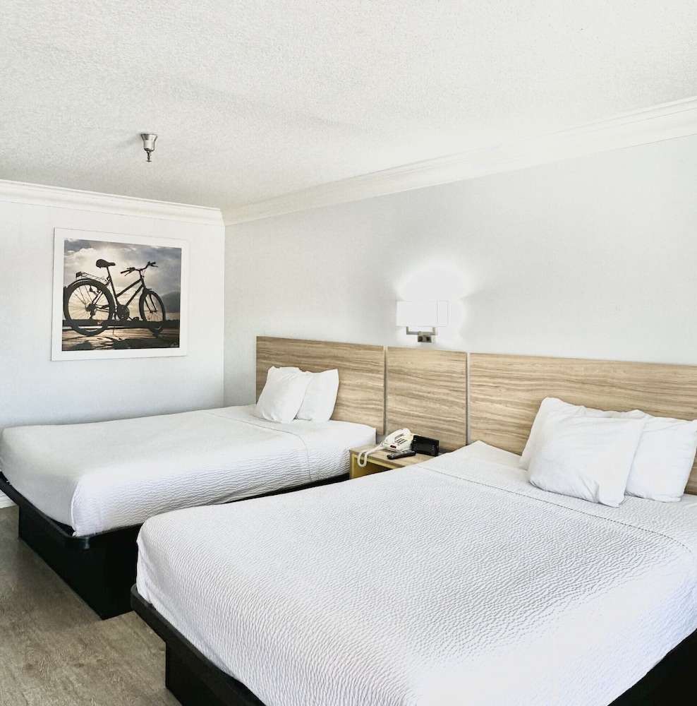 Standard Room, 2 Queen Beds - Photo 1