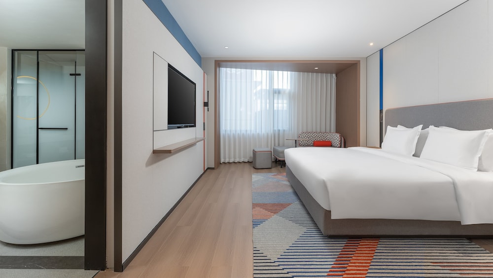 Standard Room, 1 King Bed (Separate Bath / Walk-In Shower)