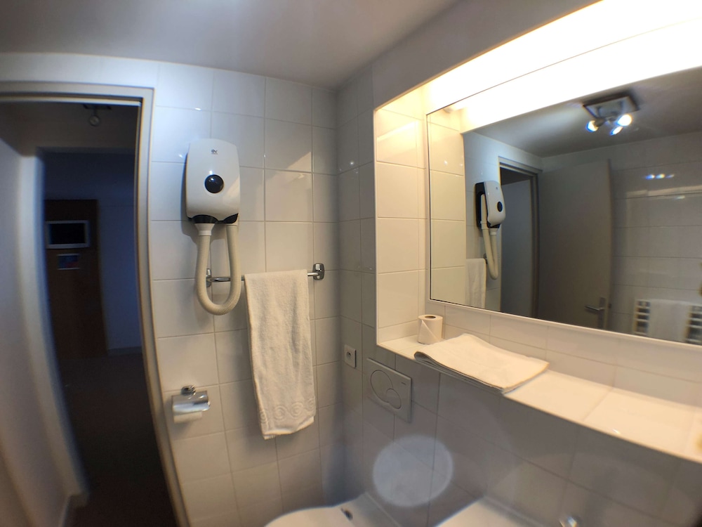Standard Room, 2 Twin Beds - Photo 13