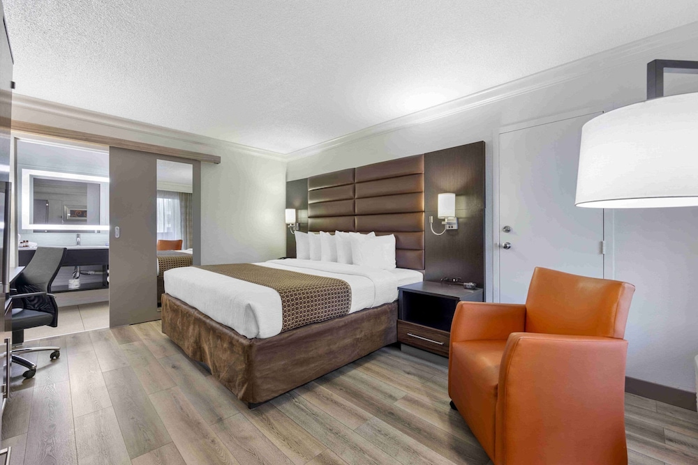 Standard Room, 1 Queen Bed, Non Smoking - Photo 7