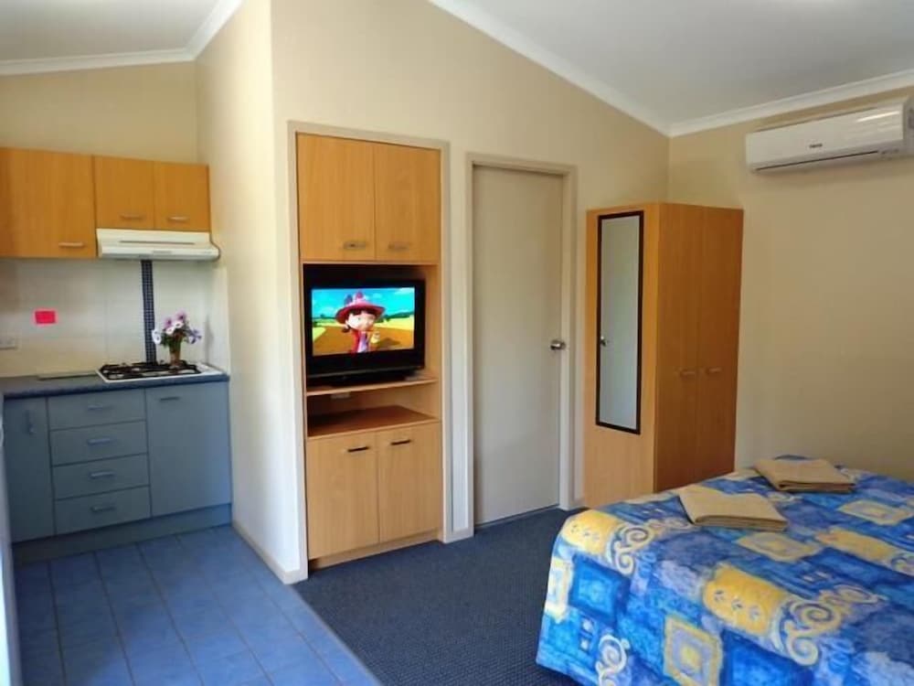 Standard Suite, 1 Bedroom, Non Smoking, Kitchen (Motel King-size) photo 2