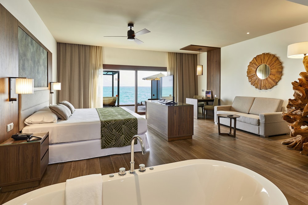 Suite, Overwater (Free Domestic flight, stays 1/5-31/10) photo 2