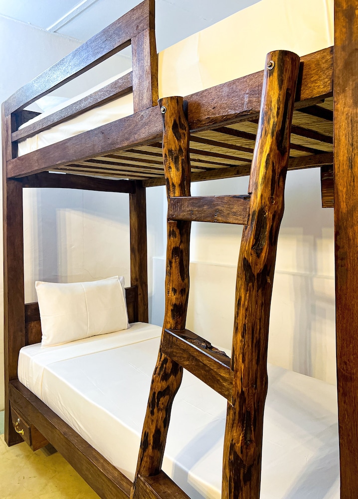 Basic Quadruple Room, Multiple Beds, Non Smoking photo 2