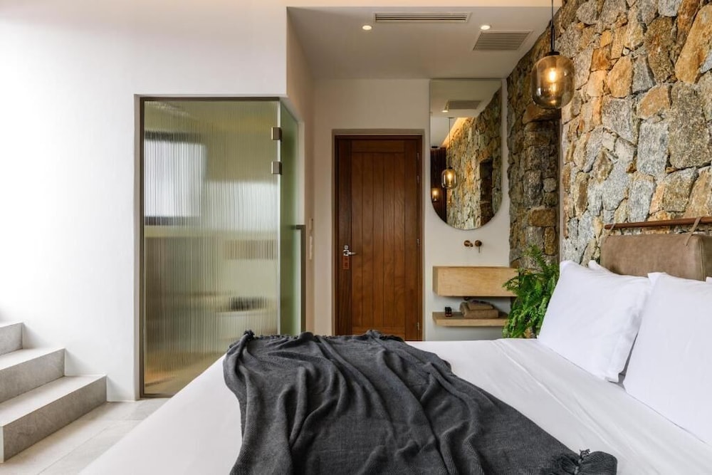 Deluxe Suite with Balcony and Sea View