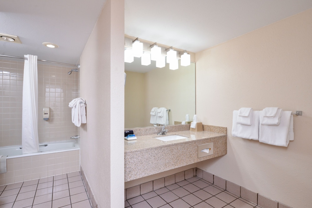 Standard Room, 1 Queen Bed, Non Smoking, Refrigerator & Microwave (Oversized Room) - Photo 3