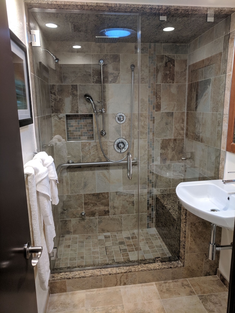 Suite, 2 Bedrooms, Non Smoking, Kitchen - Photo 2