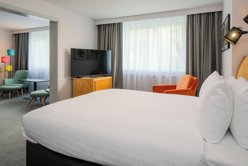Suite, 1 Double Bed with Sofa bed - Photo 1