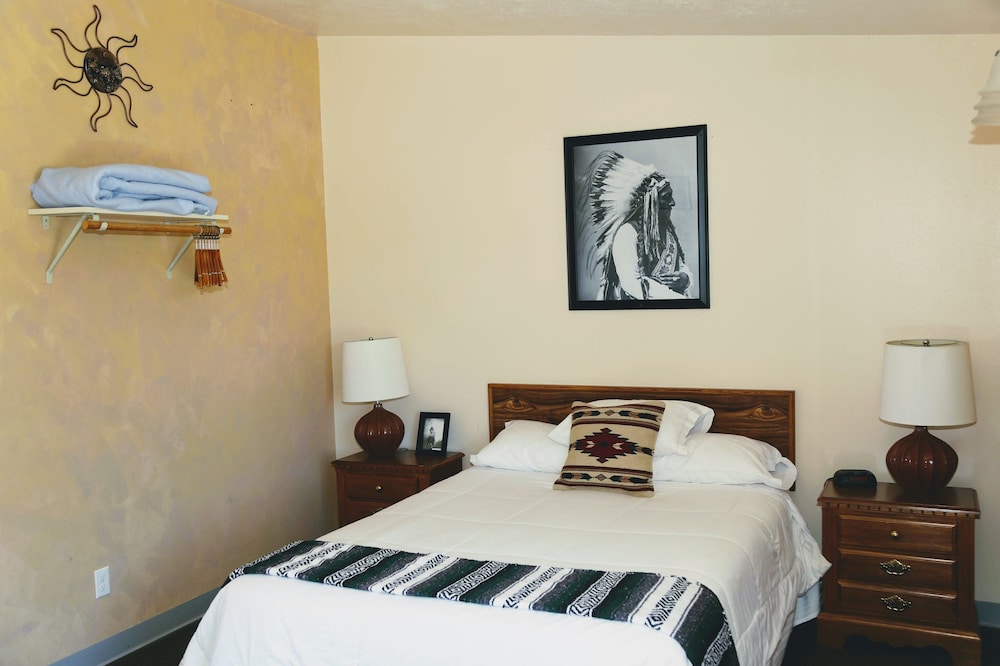 1 Queen Bed, Sleeps 2 photo 3