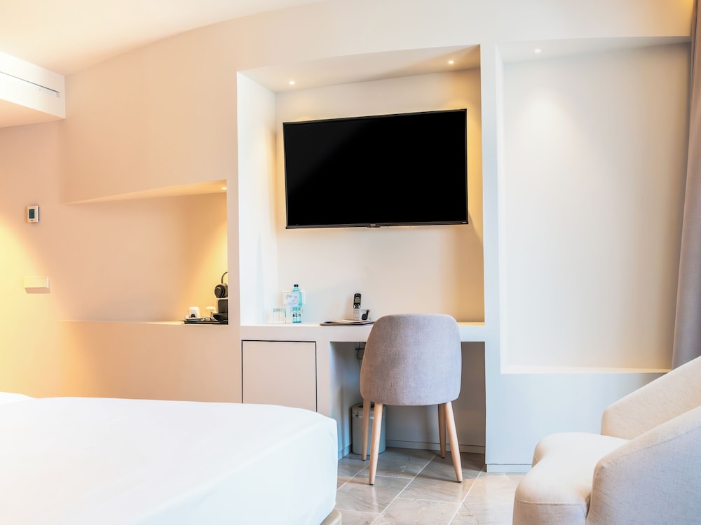 Premium Double Room thumbnail 5