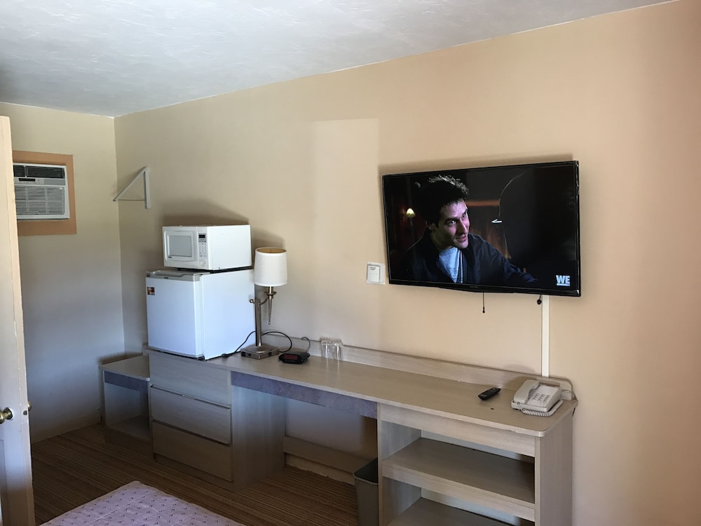 Deluxe Room, 1 Queen Bed, Refrigerator & Microwave, Ground Floor