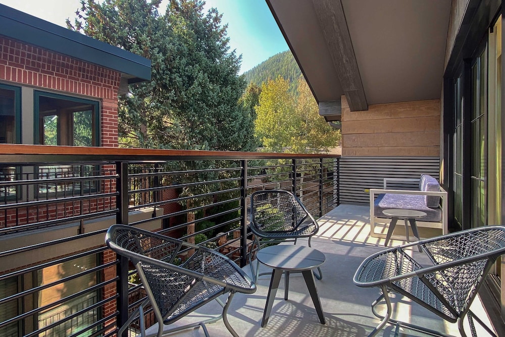 Room, 3 Bedrooms, Balcony - Photo 5