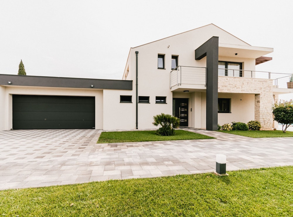 Villa (Four Bedroom Villa with Balcony and P)