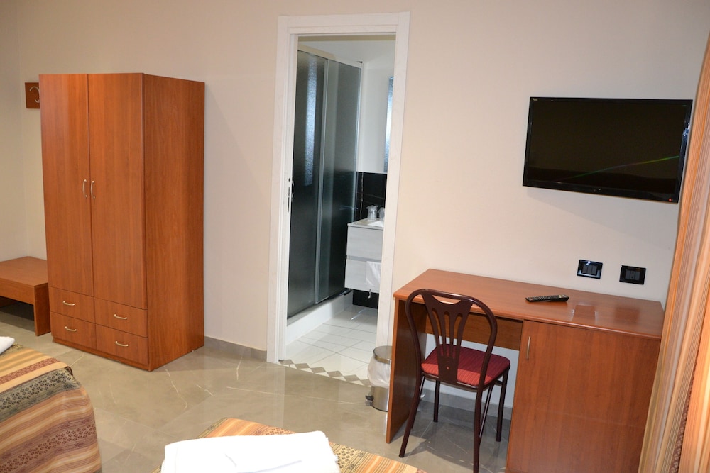 Classic Twin Room, Ensuite, Courtyard View photo 2