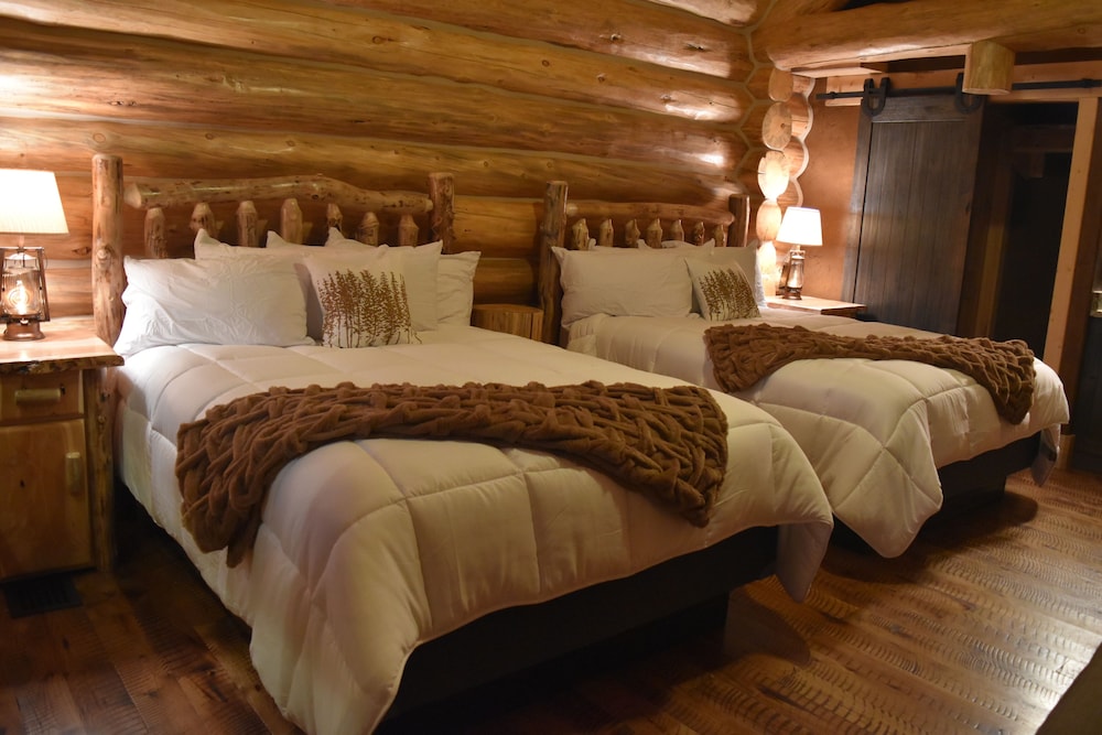 Small Cabin, 2 Queen Beds photo 3