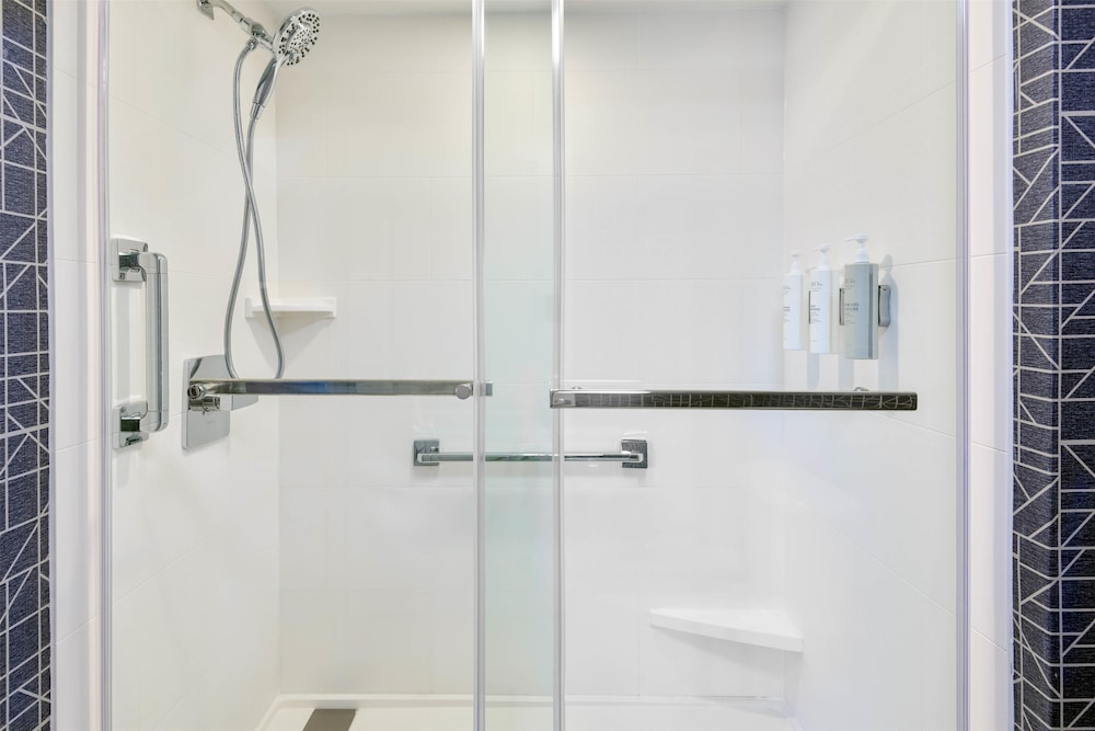 Studio, 1 King Bed, Accessible, Bathtub (Mobility & Hearing, Non Smoking) thumbnail 6